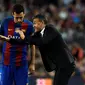 Pelatih Barcelona, Luis Enrique, memberi instruksi kepada Neymar dan Sergio Busquets saat melawan Malaga dalam lanjutan La Liga di Camp Nou, Barcelona, Sabtu (19/11/2016). (AFP/Lluis Gene)