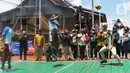 Menteri Pariwisata dan Ekonomi Kreatif (Parekraf) / Kepala Badan Pariwisata dan Ekonomi Kreatif  Sandiaga Salahuddin Uno (kanan) bermain bola voli bersama warga di Kampung Yoboi, kawasan Danau Sentani, Kabupaten Jayapura, Papua, Selasa (21/9/2021). (Liputan6.com/HO/Parekraf)