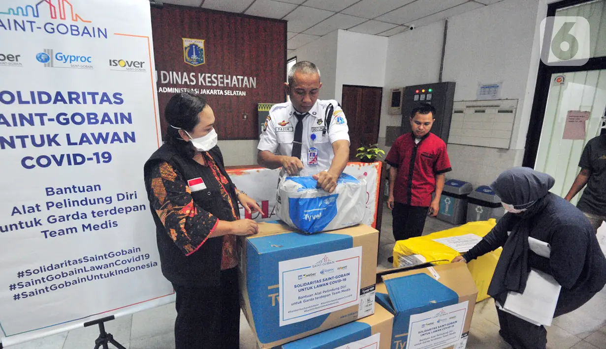 Petugas merapikan APD (Alat Pelindung Diri) dari Saint Gobain Group di kantor Sudin Kesehatan Jakarta Selatan Kamis (2/4/2020). Bantuan untuk tenaga medis di 8 RSUD di Jakarta Selatan berupa 950 buah surgical gloves dan 300 buah hooded coverall. (Liputan6.com/HO/Iwan)
