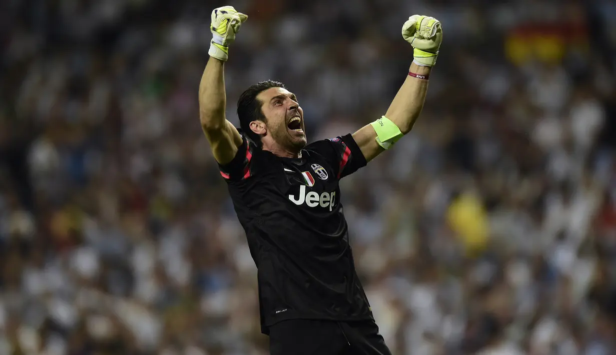 2. Gianluigi Buffon - Sejak tahun 2001 dirinya sudah dipercaya sebagai penjaga gawang utama dari Juventus meski kala itu masih berusia 23 tahun. Menjadi kiper terbaik Serie A selama delapan musim menjadi bukti kehebatannya bersama Si Nyonya Tua. (AFP/Javier Soriano)
