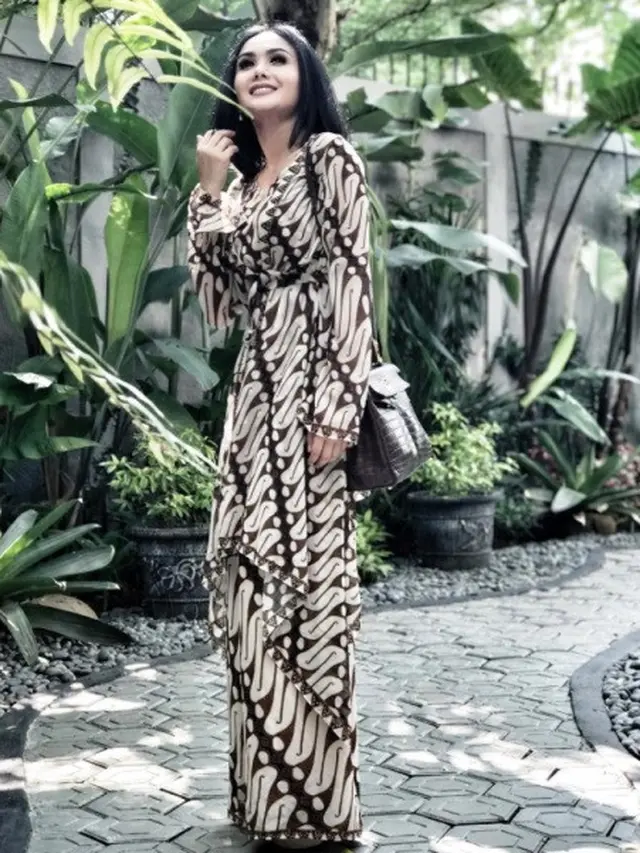 Hari Batik Nasional, Ini 7 Potret Seleb Wanita Tampil Memukau dengan Busana Batik
