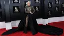 Nah! In dia gaun yang dikenakan Lady Gaga saat berada di red carpet Grammy 2018. Menurut kamu lebih cantik mana dengan yang berwarna putih saat ia tampil? (ANGELA WEISS / AFP)