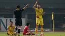 Pemain Bhayangkara FC, Ilija Spasojevic melakukan protes kepada wasit saat melawan Persija Jakarta pada lanjutan Liga 1 2017 di Stadion Patriot Bekasi, Sabtu (12/11/2017). Bhayangkara kalah dari Persija 1-2. (Bola.com/Nicklas Hanoatubun)