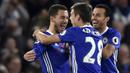 Para pemain Chelsea merayakan gol yang dicetak Eden Hazard ke gawang Everton pada laga Premier League di Stamford Bridge Stadium, Inggris, Sabtu (11/2016). Chelsea menang 5-0 atas Everton. (Reuters/Hannah McKay)