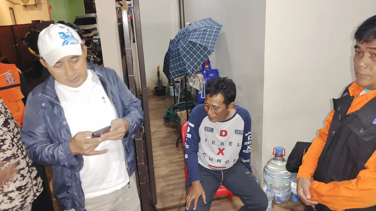 Widodo, korban rumah jebol akibat luapan saluran air menceritakan nasib keluarganya kepada Wakil Walikota Depok, Chandra Rahmansyah saat meninjau banjir di Perumahan RGS, Rangkapan Jaya Baru, Pancoran Mas, Depok. (Liputan6.com/Dicky Agung Prihanto)