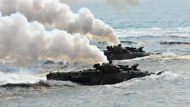 Kapal perang amphibi Korea Selatan tampak merapat untuk memulai latihan perang dengan Amerika Serikat (AFP Photo/Jung Yeon Je)