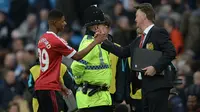 Striker Manchester United (MU) Marcus Rashford dan Louis van Gaal. (AFP/Oli Scarff)