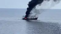 Kapal nelayan terbakar di Laut Jawa, Bangka Belitung. (Liputan6.com/Ahmad Adirin)