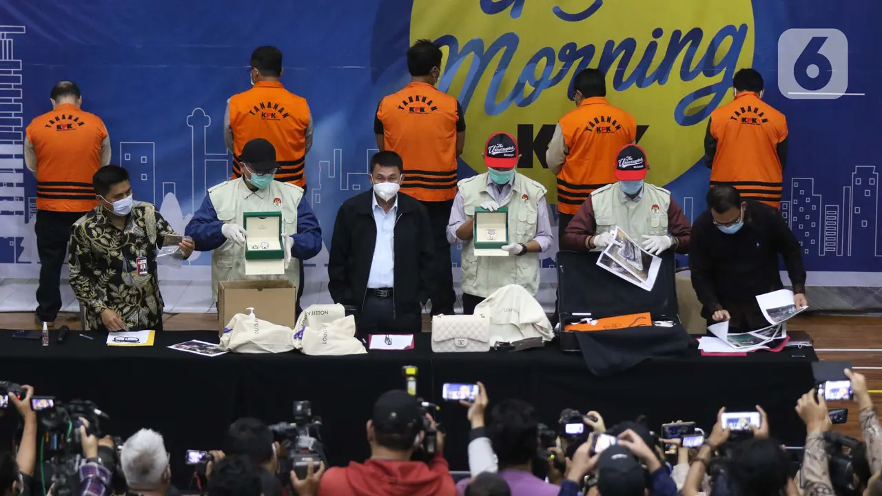 FOTO: KPK Tunjukkan Barang Bukti Penahanan Menteri Kelautan dan Perikanan Edhy Prabowo