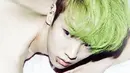 Key merupakan personel SHINee yang paling melek dengan fashion. Ia pernah mewarnai rambut dengan warna hijau. (Foto: kprofiles.com)