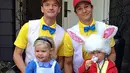 Pasangan Neil Patrick Harris dan David Burtka memilih tema Alice in Wonderland sebagai kostum Halloween tak lupa kedua anak mereka Gideon dan Harper. (via people.com)
