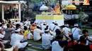 Puluhan umat Hindu dari Pura Dharma Sidhi tampak kusyuk bersembahyang memohon kelancaran dan keselamatan saat melangsungkan Upacara Melasti (Liputan6.com/Andrian M Tunay)