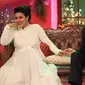 Kedekatan Kajol dan Shah Ruk Khan dalam sebuah variety show Comedy Nights With Kapil