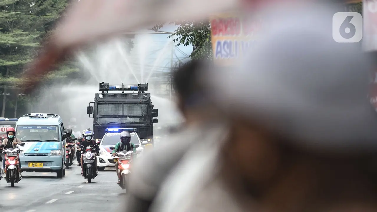 Penyemprotan Disinfektan di Markas FPI