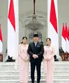 Jika sebelumnya, Annisa Pohan dan Almira tampil mengenakan kebaya biru saat pelantikan menteri periode sebelumnya. Kali ini keduanya tampil elegan dibalut kebaya warna pink. [@annisayudhoyono]
