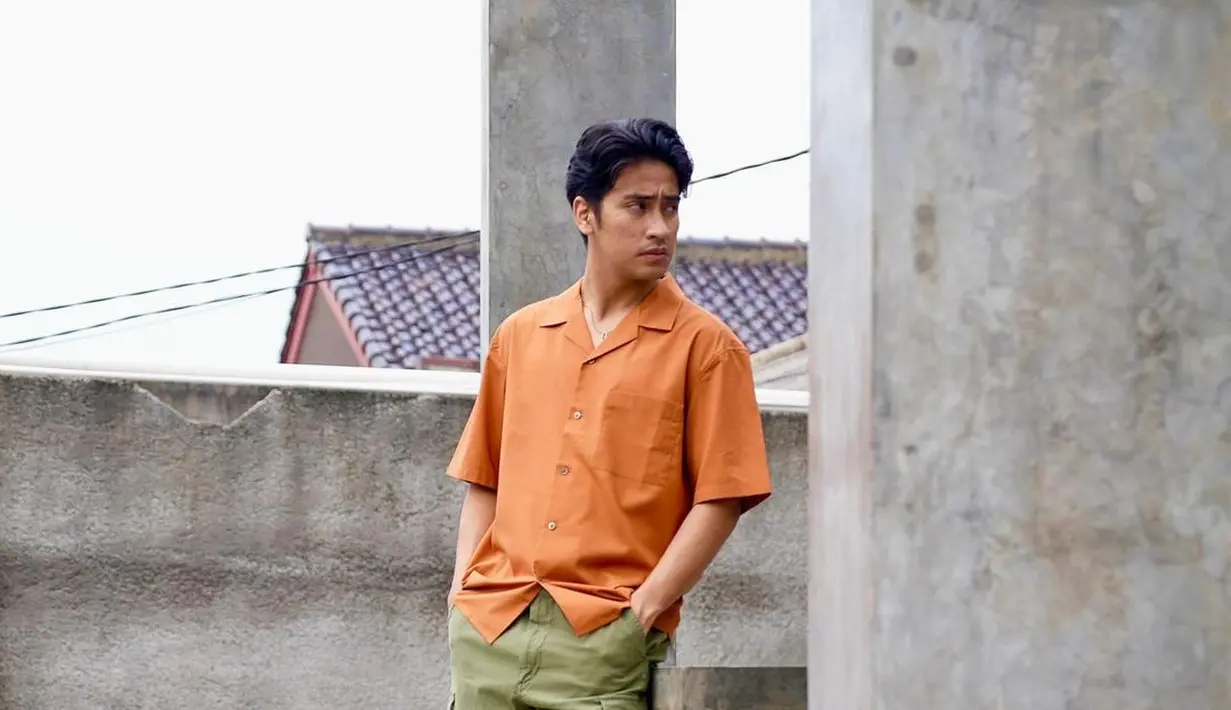Padu padan warna semarak yang serasi dari Abidzar. Ia mengenakan kemeja lengan pendek berwarna oranye yang dipadu cargo pants hijau army. [Foto: Instagram/abdizar73]