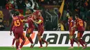 Sementara, tiga gol AS Roma dicetak Evan Ndicka (32), Donyell Malen (69 (P) dan Lorenzo Pellegrini (80). Tampak dalam foto, bek AS Roma asal Pantai Gading, Obite Evan Ndicka (kedua kiri) merayakan golnya pada pertandingan leg kedua 16 besar Liga Europa 2025/2026 melawan Bologna di Stadion Olimpico, Kamis (19/3/2026) waktu setempat atau Jumat 20 Maret 2026 dini hari WIB. (Alberto PIZZOLI/AFP)