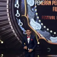 Pembantu Pria Terpuji Film Bioskop dimenangkan oleh aktor Ganindra Bimo. Suami dari Andrea Dian itu menang dalam film Mooamar Emka’s Jakarta Undercover. Ia akan lebih selektif lagi dalam bermain film. (Deki Prayoga/Bintang.com)