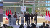 Presiden Jokowi saat meresmikan pabrik amonium nitrat yang merupakan konsorsium dari Pupuk Kaltim dan PT Dahana di Kota Bontang, pada Kamis (29/2/2024). (Apriyanto/Liputan6.com)