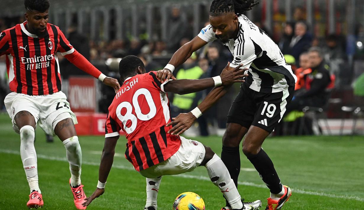 Pertandingan kedua tim berlangsung ketat sejak awal laga. (Isabella BONOTTO/AFP)