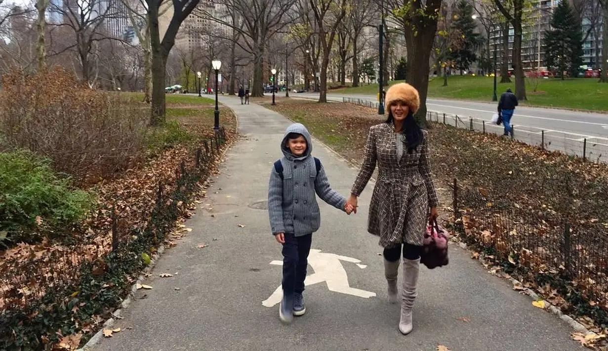 Seringkali publik penasaran dengan keyakinan yang dianut oleh chef cantik ini. Tak ingin terus-terusan membuat publik berspekulasi, akhirnya Farah mengunggah video yang menunjukan keluarga kecilnya sedang shalat berjamaah. (Instagram/farahquinnofficial)