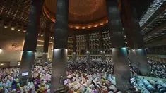 Umat muslim menjalankan Salat Tarawih pada bulan suci Ramadan di Masjid Istiqlal, Jakarta (16/05/2018) (Adek Berry / AFP)
