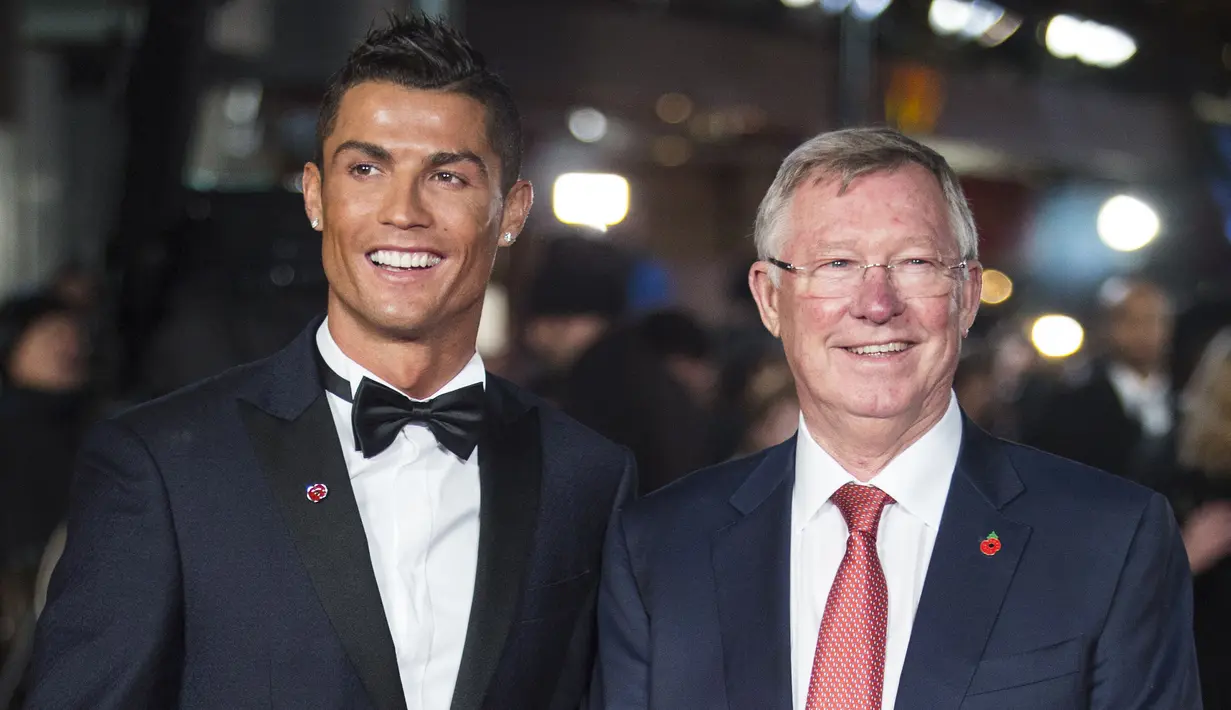 Sir Alex Ferguson bisa dibilang bapak penemu salah satu talenta pesepak bola terbaik di dunia, yaitu Cristiano Ronaldo. Di bawah pelatih legendaris Skotlandia tersebut, Ronaldo memainkan 292 laga dengan menyumbang 119 gol dan 73 assist dengan standar yang luar biasa. (AFP/Jack Taylor)