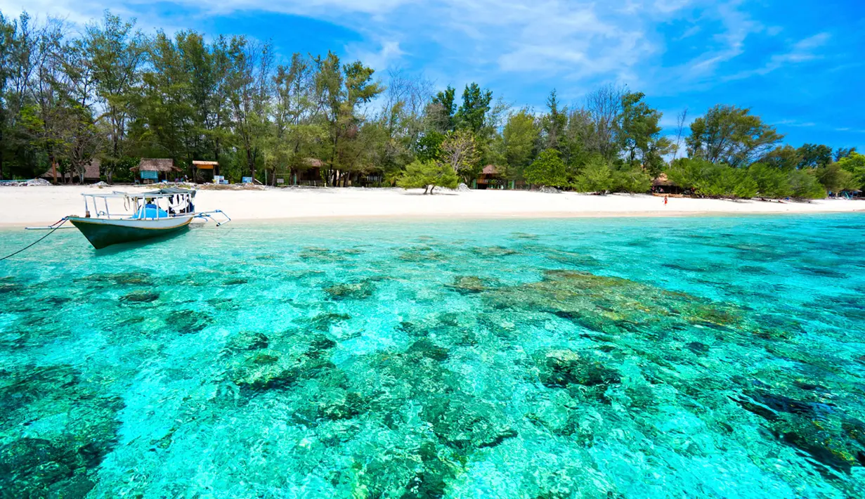 Kalau kamu terlalu Mainstream dengan Bali, Gili Trawangan bisa jadi alternatif untuk liburan akhir tahun. Dengan banyaknya restoran dan tempat nongkrong yang asyik dan eksotis, tentunya malam tahun baru bisa terasa lebih seru. (cdn.gq.com.mx)