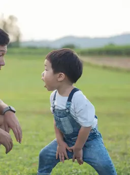 Keterlibatan ayah sejak dini memberi dampak luar biasa pada perkembangan anak. [Dok/freepik.com/jcomp]