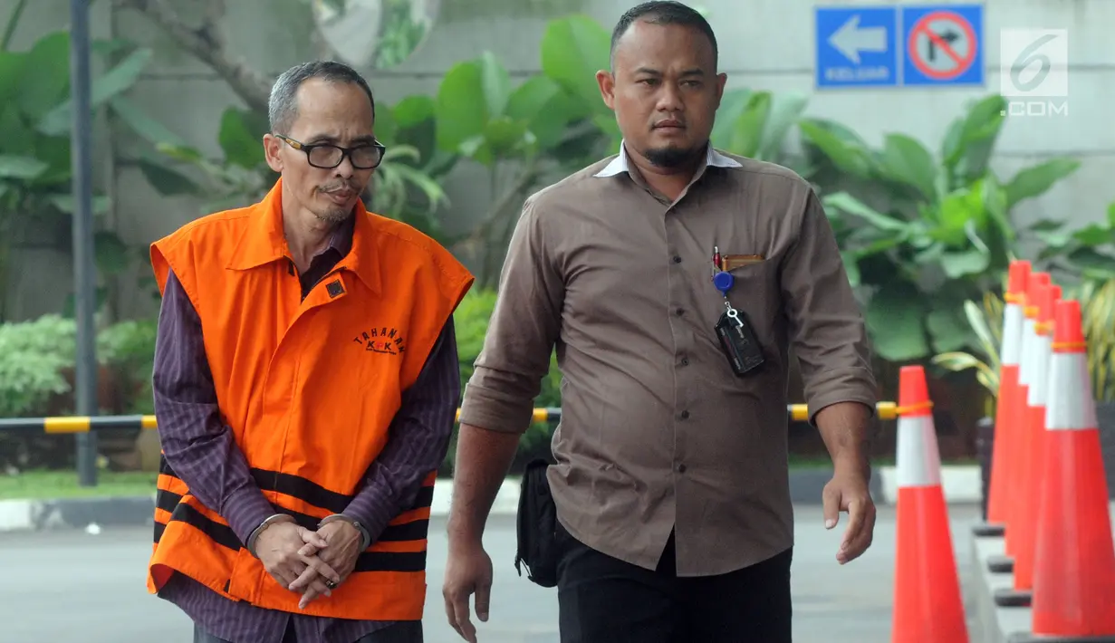 Tersangka Kepala Kantor Kemenag Kabupaten Gresik, Muhammad Muafaq Wirahadi bersiap menjalani pemeriksaan di gedung KPK, Jakarta, Selasa (16/4/2019). Muhammad Muafaq Wirahadi diperiksa sebagai tersangka terkait kasus suap jual beli jabatan di Kementerian Agama, Jawa Timur. (merdeka.com/Dwi Narwoko)