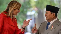 Presiden Republik Indonesia Prabowo Subianto (kanan) berbincang dengan Ratu Maxima dari Belanda, selaku Advokat Khusus Sekretaris Jenderal PBB untuk Kesehatan Keuangan (UNSGSA), di Istana Merdeka, Jakarta, pada Kamis 27 November 2025. Ratu Maxima dari Kerajaan Belanda dalam kapasitasnya sebagai Advokat Khusus Sekretaris Jenderal Perserikatan Bangsa Bangsa (PBB) untuk Kesehatan Keuangan (UNSGSA) melakukan kunjungan resmi ke Istana Negara pada Kamis (27/11/2025). (BAY ISMOYO/AFP)