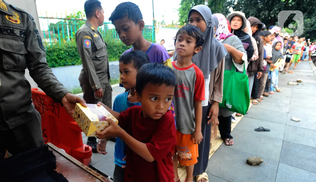Anak-anak turut mengantre untuk mendapatkan takjil gratis. (merdeka.com/Arie Basuki)