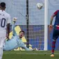 Serangan Levante akhirnya berbuah gol kedua pada menit ke-78. melalui tembakan Roger Marti untuk menaklukkan Courtois. (Foto: AP/Manu Fernandez)