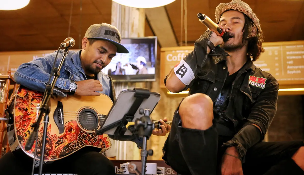 Menyanyikan lagu bertajuk Sahabat Sejati yang telah diaransemen oleh musisi handal Glenn Fredly, Chicco pun mengakui bahwa suara yang dimilikinya tidak akan bisa mengalahkan suara Glenn. (Adrian Putra/Bintang.com)
