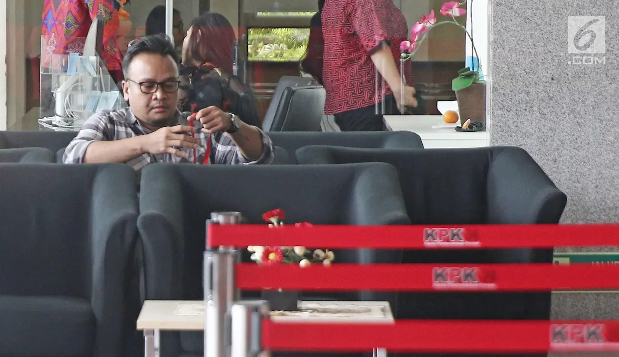 Tersangka mantan Direktur PT Murakabi Sejahtera, Irvanto Hendra Pambudi menunggu di lobi gedung KPK, Jakarta, Jumat (9/3). Irvanto menjalani pemeriksaan perdana pasca penetapannya sebagai tersangka kasus E-KTP. (Liputan6.com/Herman Zakharia)