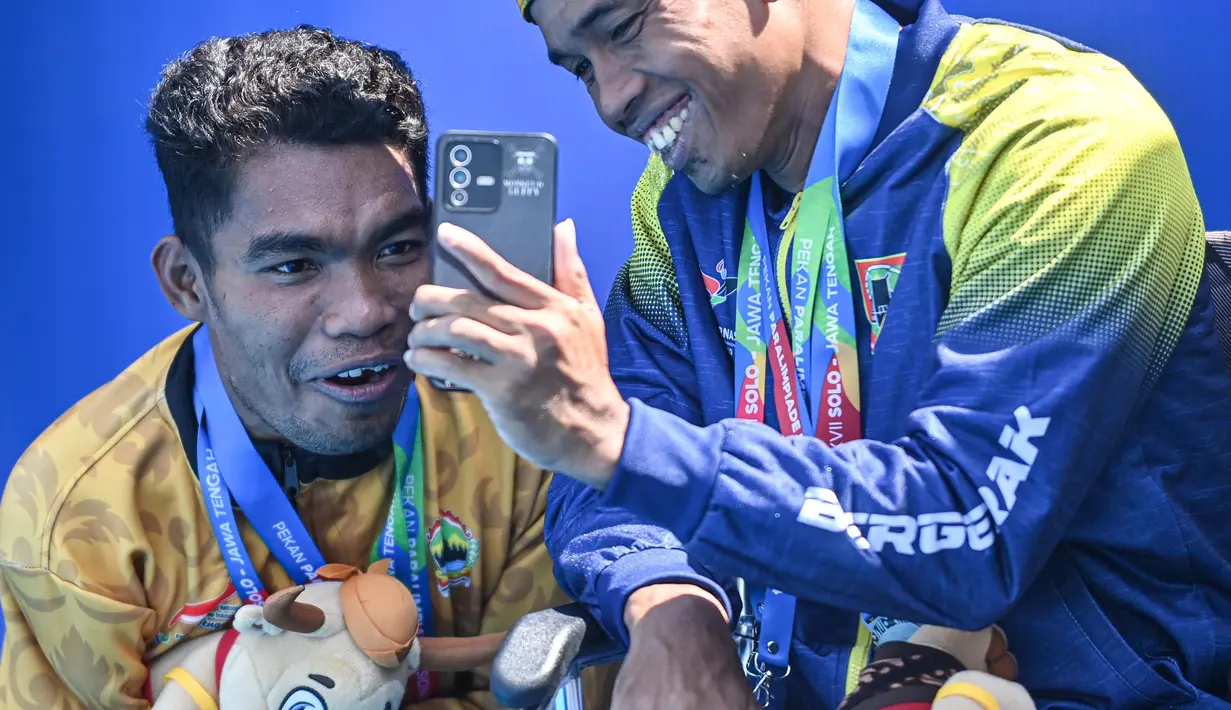 Atlet asal Bumiayu, Brebes, Jawa Tengah, Sobhari (kiri) melakukan panggilan vidio seusai dikukuhkan menjadi juara pada cabang olahraga para renang nomor 200 meter gaya bebas putra S6 Pekan Paralimpiade Nasional (PEPARNAS) XVII Solo 2024, Jawa Tengah, di kolam renang Intanpari, Karanganyar, Selasa (8/10/2024). Sobhari menyumbang medali emas bagi kontingen Jawa Tengah setelah menjadi yang tercepat dengan catatan waktu 3:36.61 menit. (PB PEPARNAS XVII/Wawan H Prabowo)