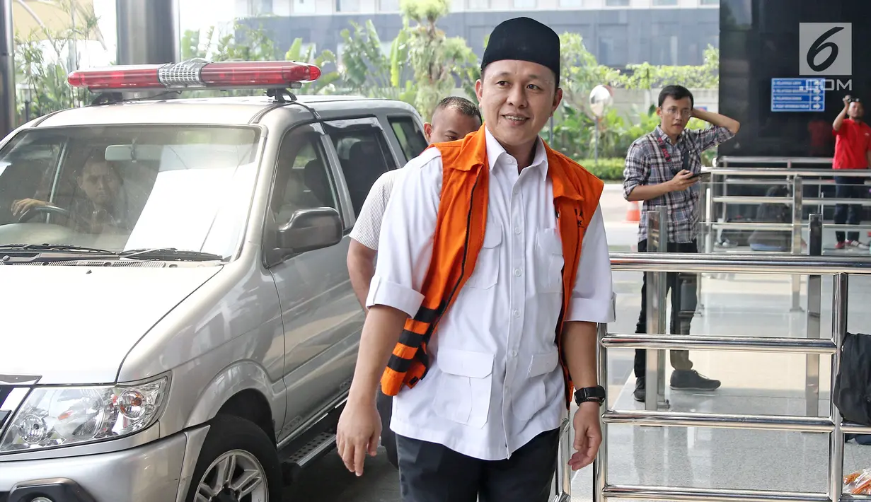Tersangka Bupati Lampung Tengah nonaktif Mustafa tiba di Gedung KPK, Jakarta, Kamis (5/4). Mustafa diperiksa dalam kasus dugaan suap terkait persetujuan pinjaman daerah pada APBD Lampung Tengah 2018. (Liputan6.com/Herman Zakharia)