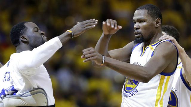 Forward Golden State Warriors, Kevin Durant (kanan).