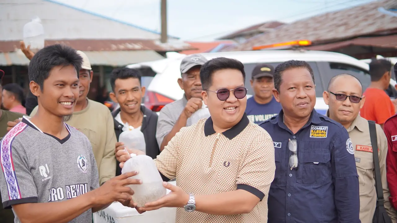 Rendi Solihin Salurkan Perahu Hingga Bibit Udang ke Masyarakat Perikanan di Muara Badak