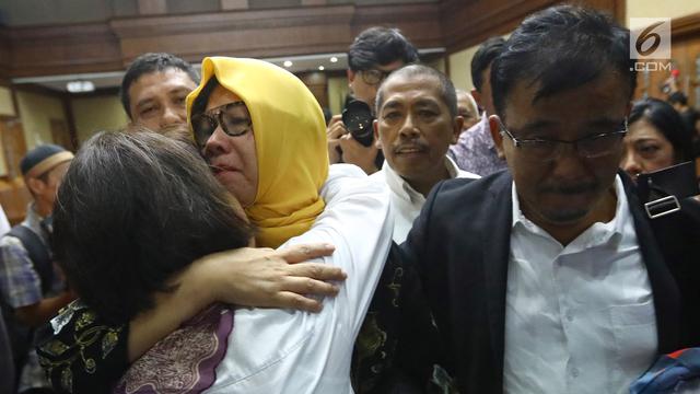 Tangis Kerabat di Sidang Vonis Karen Agustiawan