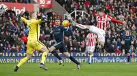  Pemain Stoke City, Bojan Krkic melakukan tembakan  ke gawang Manchester City pada lanjutan Liga Premier Inggris di Stadio Britania, Sabtu(5/12/2015). (Reuters/Carl Recine)