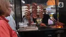 Warga antre membeli takjil atau menu berbuka puasa Ramadhan di Pasar Lama Tangerang, Banten, Sabtu (16/4/2022). Kawasan Pasar Lama menjadi salah satu tempat favorit bagi para pecinta kuliner dengan nuansa Pecinan. (merdeka.com/Imam Buhori)