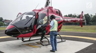 Pemudik turun dari Helikopter jenis Bell 505 di Bandara khusus Wiladatika, Cibubur, Jakarta, Senin (3/6). Untuk musim mudik tahun 2019 ini Heli City melayani 30 penerbangan mudik ke berbagai daerah di Jawa Barat dengan tarif sekali terbang Rp16 juta hingga Rp18 juta. (Liputan6.com/Faizal Fanani)
