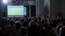 Warga memadati ruang gereja saat acara nonton bareng laga final piala Eropa 2016 antara Portugal melawan Prancis di Gereja St Francis, Lausanne, Swiss, (10/7/2016).  (EPA/Cyril Zingaro)