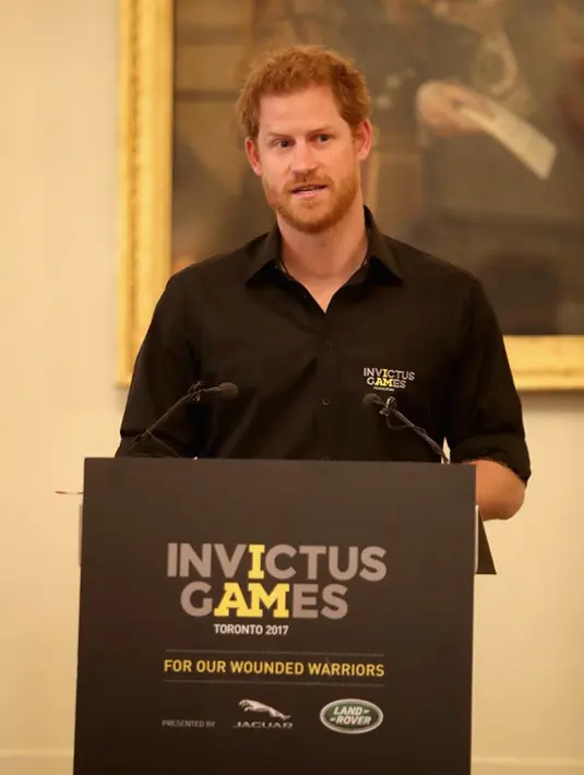 Mengingat terror bom yang terjadi di London, salah satu tokoh setempat turut mendoakan kejadian itu selepas azan Magrib.  (AFP/Bintang.com)