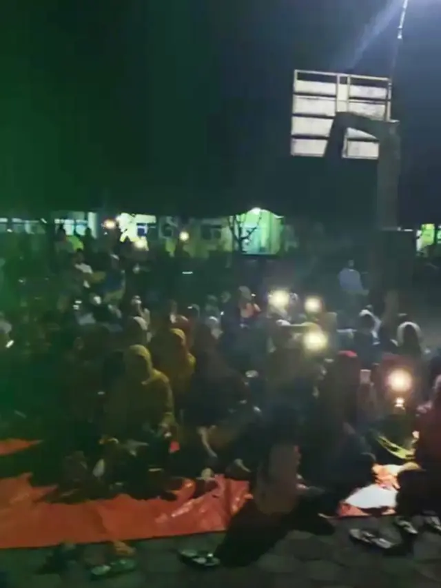 Malam Tahun Baru 2022 di Tenda Pengungsian Erupsi Semeru