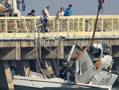 Sebuah pesawat amfibi menabrak jembatan di Shanghai, Tiongkok, Rabu (20/7). Pesawat amfibi ini mengalami kecelakaan di hari perdana mengudara. (REUTERS/Aly Song)