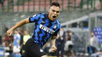 Striker Inter Milan, Lautaro Martinez, merayakan gol yang dicetak ke gawang Napoli pada laga Serie A di Stadion Giuseppe Meazza, Selasa (28/7/2020). Inter Milan menang 2-0 atas Napoli. (AP Photo/Antonio Calanni)