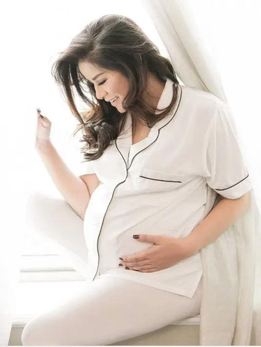 Foto saat hamil sudah menjadi trand beberapa tahun belakangan ini. Begitu juga para selebriti banyak yang mengabadikan foto kehamilannya. Maternity foto seperti menjadi tradisi para selebriti. Belum lama ini dilakukan oleh Olla Ramlan. 