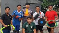 Pelatih fisik Persis Solo, Budi Kurnia (bawah tengah), bersama anak didiknya dalam program privat sambil berdonasi di kampung halamannya Tasikmalaya. (Bola.com/Vincentius Atmaja)